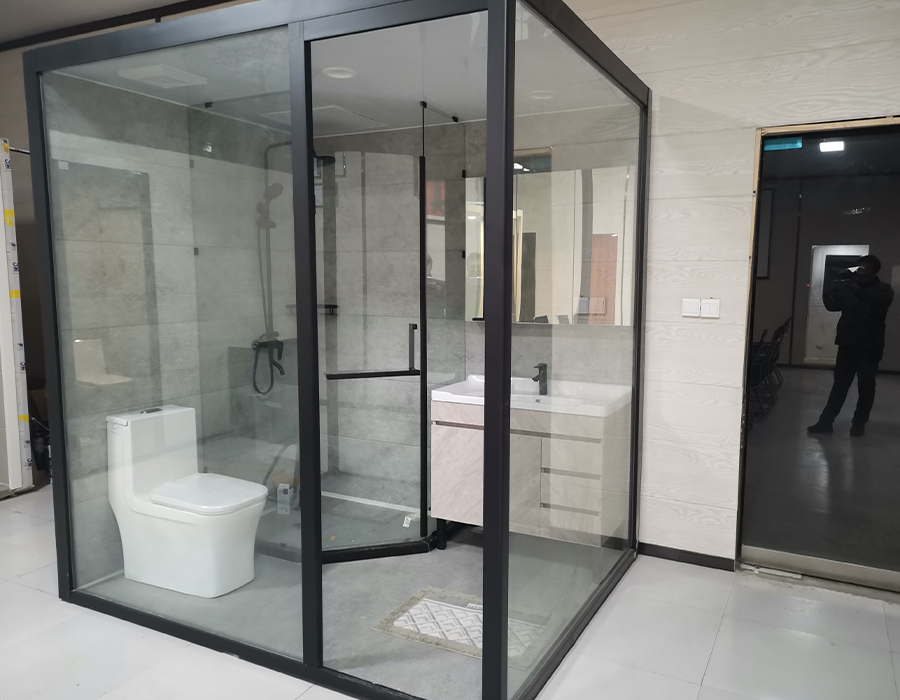 Tường ngoài lắp kính phòng tắm